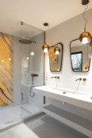 Double vasque avec miroirs dans la salle de bain contemporaine