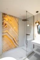 Panneau décoratif en verre marbré dans une cabine de douche contemporaine