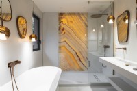 Panneau de verre marbré jaune doré dans une cabine de douche contemporaine