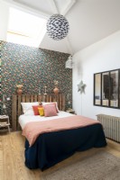 Mur de papier peint floral dans une chambre moderne