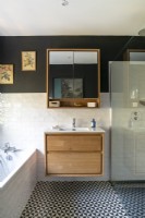 Salle de bain monochrome moderne avec sol à motifs