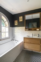 Salle de bain monochrome avec armoires en bois
