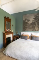 Peinture sur mur peint bleu sarcelle en pays chambre avec cheminée