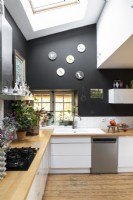 Cuisine moderne avec murs peints en noir et éléments blancs