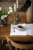 Tasse à café sur table à manger pays - détail