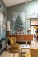 Mobilier vintage dans un salon moderne décoré pour Noël