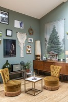 Mobilier vintage dans un salon éclectique