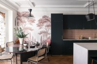 Mur décoratif rose dans une cuisine moderne