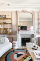 Mobilier moderne dans un salon peint en rose avec des éléments d'époque