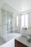 Cabine de douche dans une salle de bain blanche de style classique