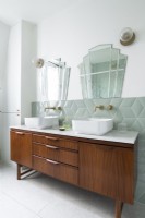 Meuble sous vasque vintage en bois avec double vasque et miroirs rétro