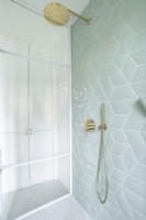 Carrelage gris pâle dans une cabine de douche blanche moderne
