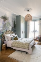 Tête de lit en osier et abat-jour dans une chambre de style classique