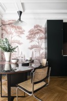 Mur décoratif peint en rose dans une cuisine-salle à manger moderne