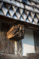 Détail d'une gargouille en bois sculpté sur un manoir du XVIe siècle
