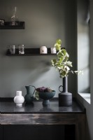 Vases contemporains sur plan de travail de cuisine - détail