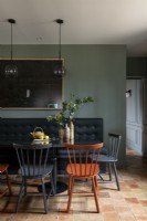 Banquette noire contre un mur végétalisé dans une salle à manger moderne