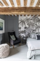 Chambre grise avec mur de scène tropicale