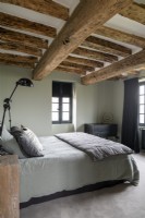 Chambre de campagne moderne avec des murs vert pâle et un mobilier gris