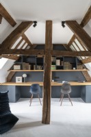 Bureau double intégré moderne dans un espace loft avec plafond voûté
