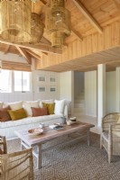 Salon de campagne en bois avec plafond voûté