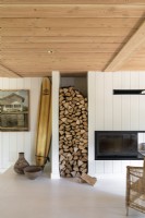 Stockage du bois de chauffage dans une alcôve à côté du poêle à bois dans la cabine