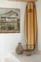 Détail de la planche de surf et de la peinture