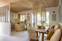 Cuisine-salle à manger ouverte dans une cabane en bois moderne