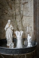 Détail de sculptures religieuses blanches