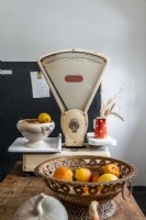 Balances vintage sur plan de travail de cuisine en bois avec panier