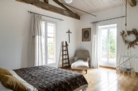 Chambre à coucher champêtre avec balançoire en macramé
