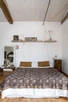 Chambre à coucher de pays avec le plafond et les murs en bois peints blancs