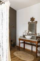 Meubles anciens meuble-lavabo et lavabo dans la salle de bains de pays