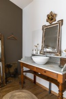 Meuble vasque vintage avec lavabo dans la salle de bain pays