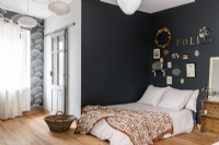 Chambre à coucher de campagne avec le mur peint noir et le papier peint de nuage