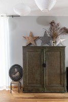 Ancienne armoire en bois avec ornements d'étoiles et peinture de portrait ancienne