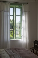 Vue des fenêtres ouvertes et des rideaux de lin minces