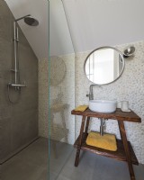 Petite salle de bain avec douche dans le grenier