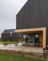 Salon de jardin posé sur une terrasse en bois