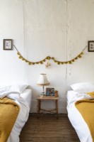 Banderoles décoratives dans une chambre rustique avec lits jumeaux