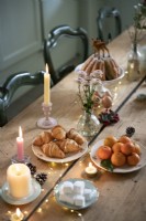 Détail de la nourriture et des bougies sur une table à manger en bois