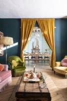 Salon coloré de style classique avec vue sur la salle à manger