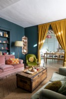 Salon coloré avec séparateurs de rideaux entre les chambres