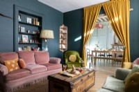 Salon moderne coloré avec des rideaux divisant les espaces de vie