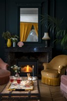 Salon classique coloré avec poêle à bois allumé