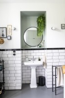 Lavabo et miroir en retrait de salle de bain noir et blanc