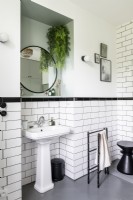 Lavabo en niche dans une salle de bain moderne en noir et blanc