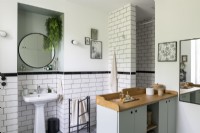 Salle de bain monochrome moderne avec meuble vasque en bois