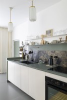 Crédence en marbre dans une cuisine moderne
