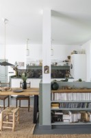 Cuisine-salle à manger moderne grise et blanche avec étagères intégrées